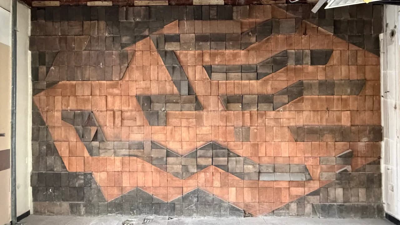 오윤·오경환·윤광주, 1973, 구의동 지점 건물 내벽 테라코타 부조