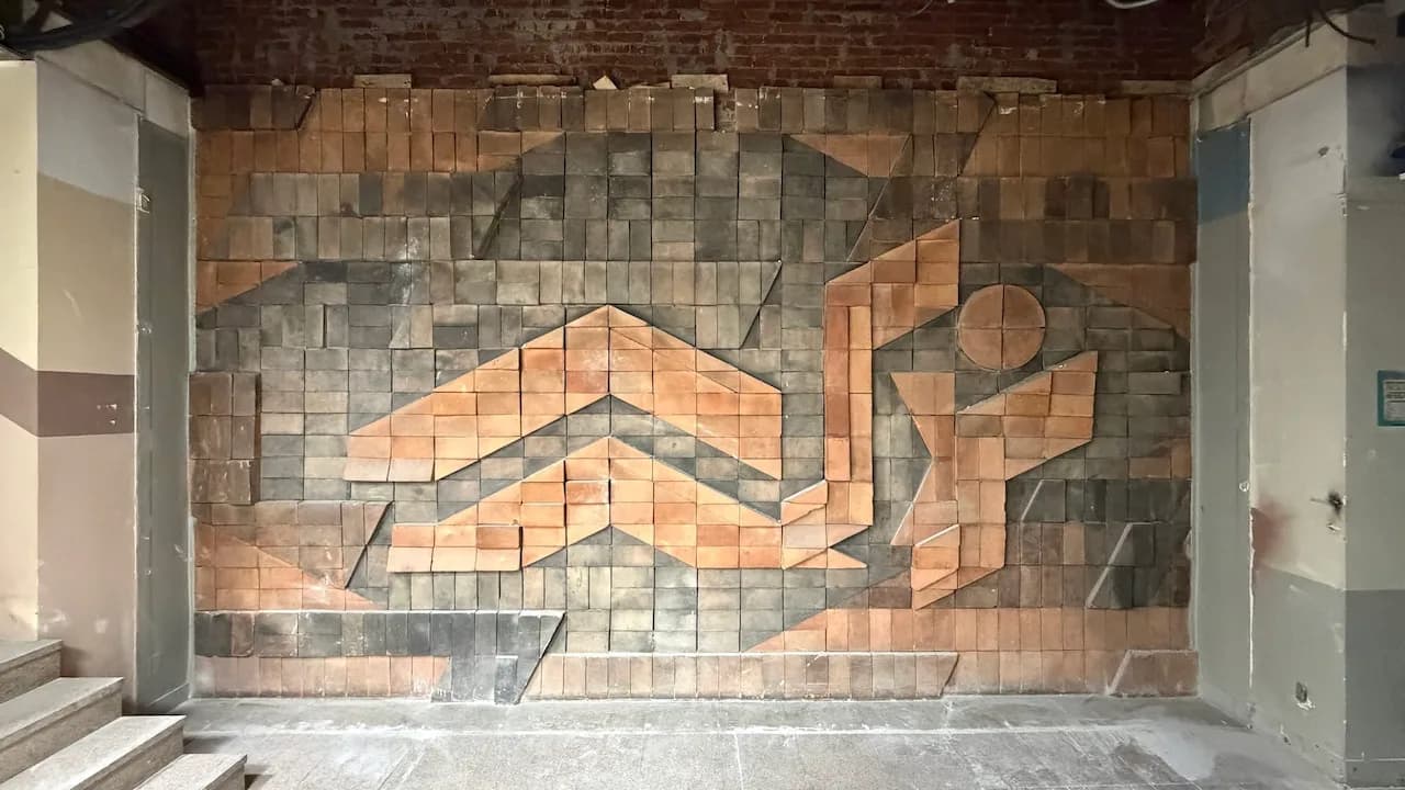 오윤·오경환·윤광주, 1973, 구의동 지점 건물 내벽 테라코타 부조 — 다른 벽면