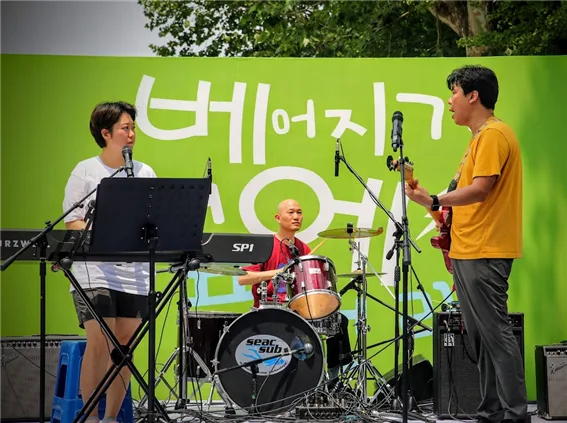 「베어지기 전에 풍천리」 초록 백드롭 앞에서 건반·드럼·기타 세 사람이 연주하고 있다